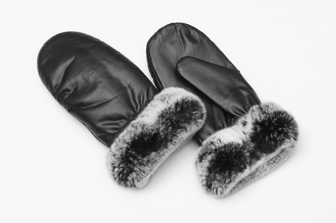 Luffer i skind og imiteret kanin.